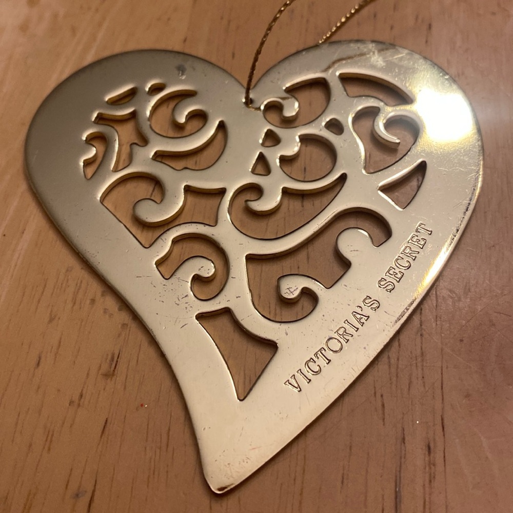 Vintage Victoria’s Secret gold tone metal heart filigree ornament about 3.5x3.5